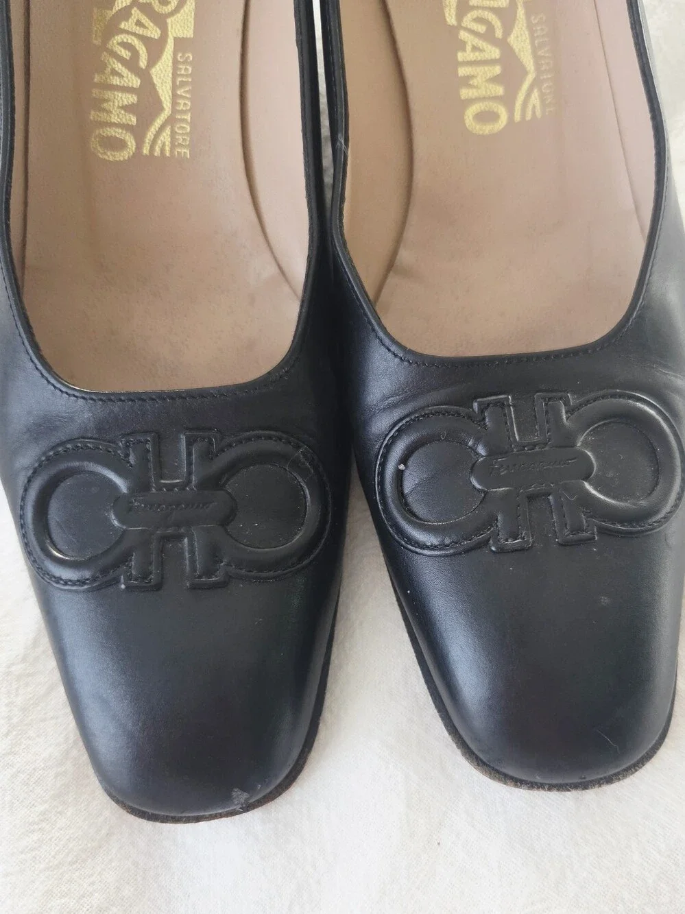 Salvatore Ferragamo Black Leather Logo-Accent Block Heel / Pumps Sz 8